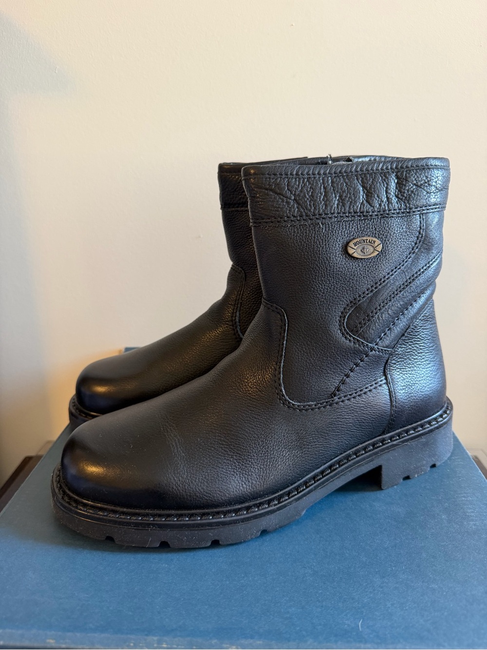 BNIB Men’s Weekenders “Caderran-97” Boots: Size 8